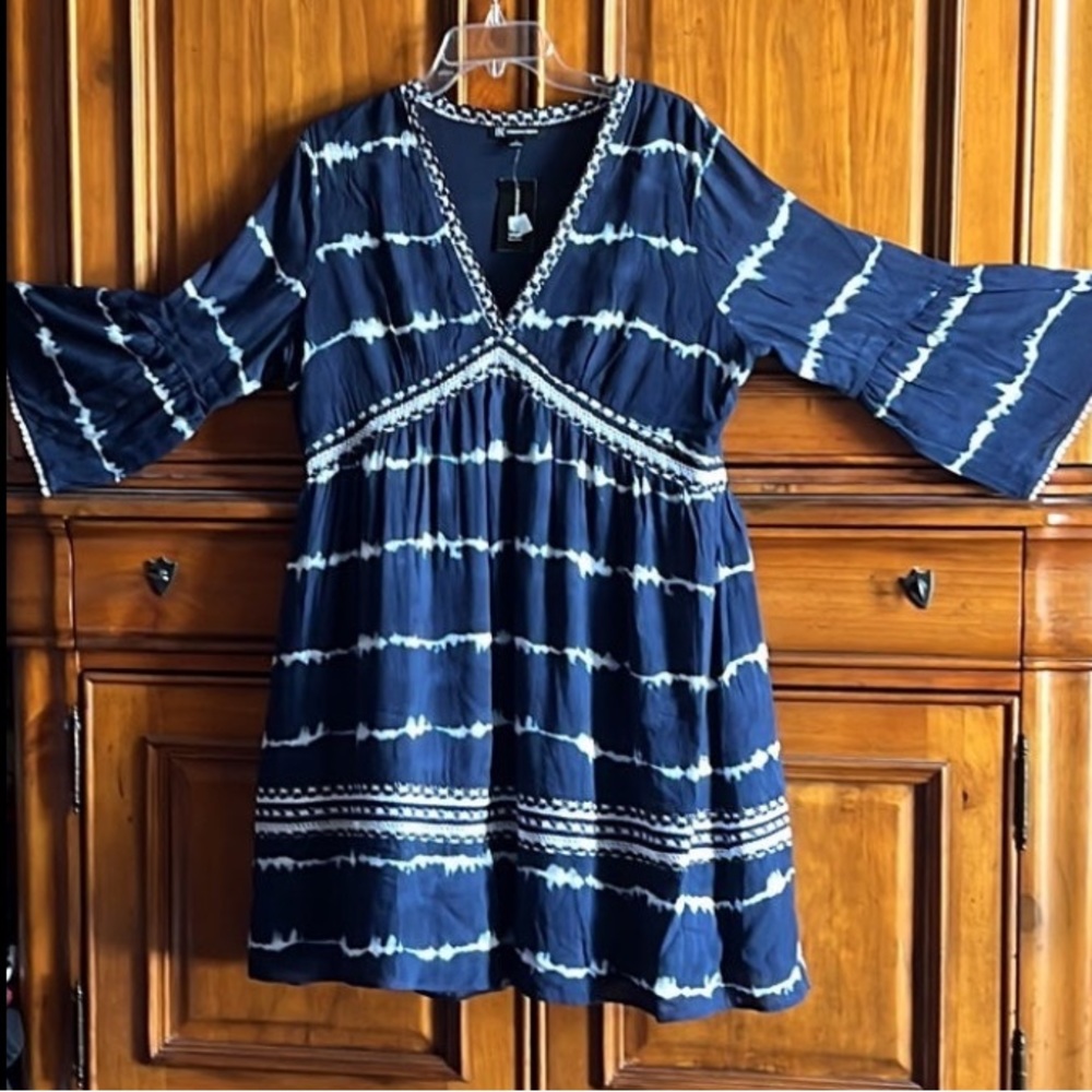 New 💙🤍💙 INC tie-dye V-neck bell sleeve dress fit and flare ladies size L